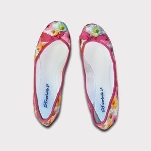 Floral Breckelle’s Flats!!